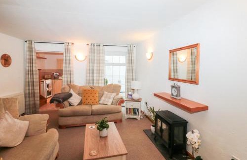 Paignton House | Explore Primrose Cottage: 4-Star Oasis with Pool & Pets