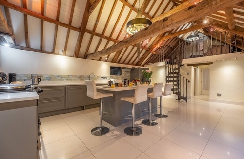 Roughton House | Charming Primrose Farm Barn: Oceanfront Retreat in Norfolk