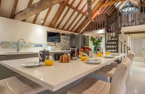 Roughton House | Charming Primrose Farm Barn: Oceanfront Retreat in Norfolk