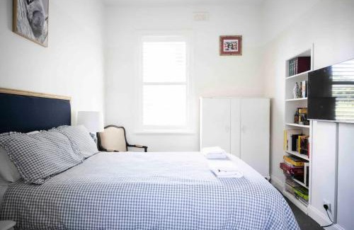 Orange House | Charming Prince Street Cottage: 1890’s Edwardian Retreat