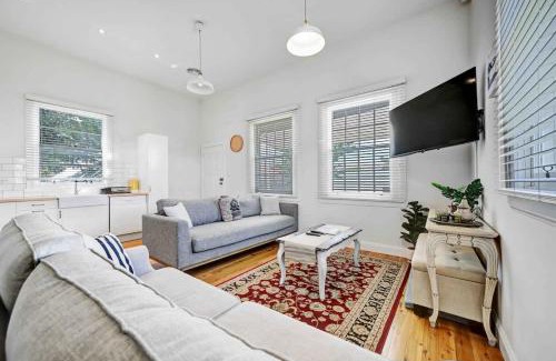 Orange House | Charming Prince Street Cottage: 1890’s Edwardian Retreat