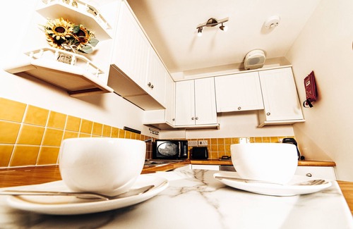 Perth Apartment | Top-Rated Princes Street Apartment with Spa & Breakfast