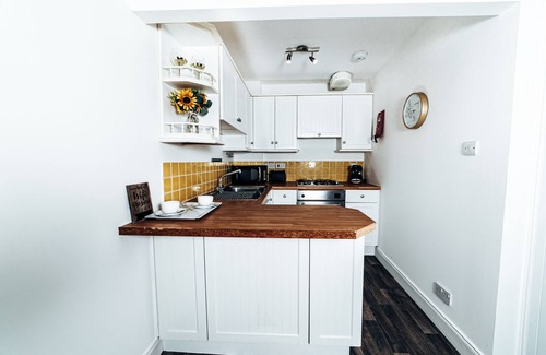 Perth Apartment | Top-Rated Princes Street Apartment with Spa & Breakfast