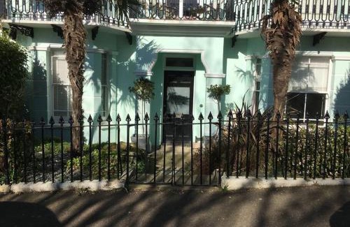 St Leonards-On-Sea Apartment | Princes Villa - Family-Friendly Flat Near the Sea