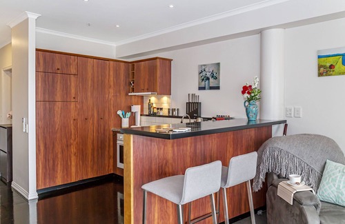 Auckland Central Business District House | Elegant Princes Wharf - Pet Friendly 4-Star Retreat