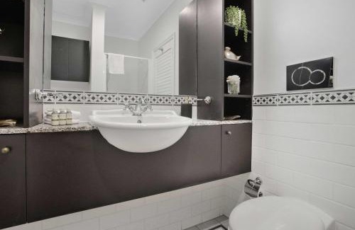 Auckland Central Business District Apartment | Experience Princes Wharf Viaduct Elegance for Families