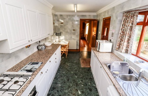 Carlton in Lindrick Cottage | Family-Friendly Stay at Pringles Orchard with Breakfast & Kitchen
