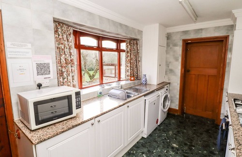Carlton in Lindrick Cottage | Family-Friendly Stay at Pringles Orchard with Breakfast & Kitchen