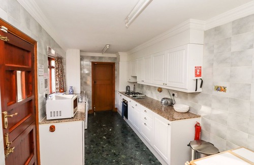 Carlton in Lindrick Cottage | Family-Friendly Stay at Pringles Orchard with Breakfast & Kitchen