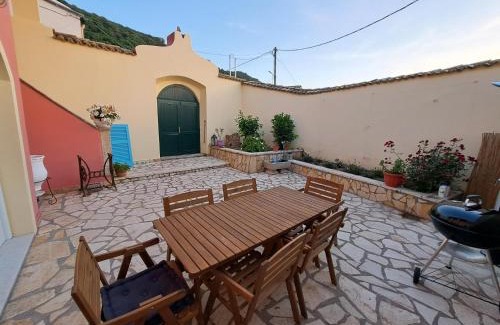 Aleimmatades House | Experience Prinilas Manor: Family-Friendly Dining Awaits
