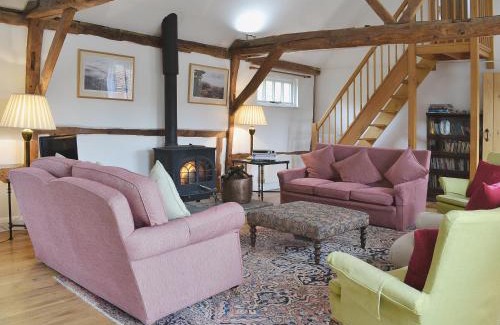Leigh House | Discover Priory Barn: Pet-Friendly Haven with Top Reviews
