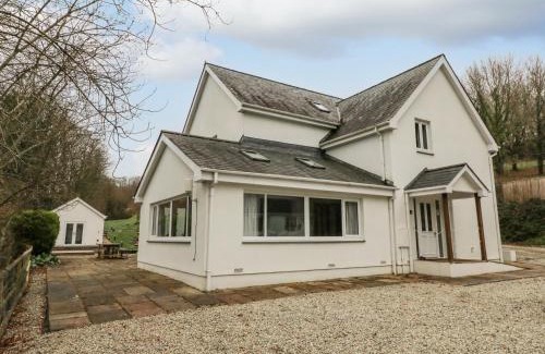 Barnstaple House | Discover Priory House: Family-Friendly Hotel with Pool