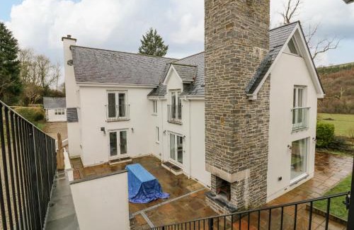Barnstaple House | Discover Priory House: Family-Friendly Hotel with Pool