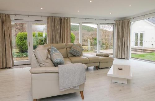 Barnstaple House | Discover Priory House: Family-Friendly Hotel with Pool