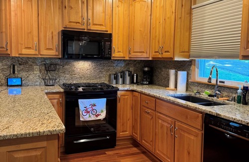 Lakeside Cottage | Pristine 3-bedroom cottage in Lakeside, Ohio with central air, laundry, Wi-Fi