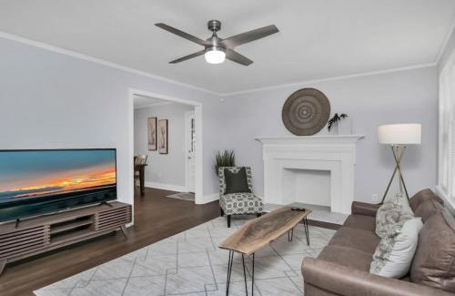 Columbia House | Central 3BR Retreat - Pet Friendly & Ideal Location