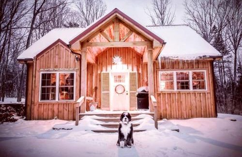 Naples House | Pristine and Cozy Cabin Rental Overlooking Pond near Rochester, New York