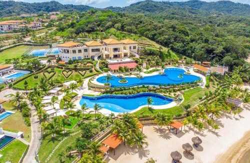 Pristine Bay House | Elegant Escape at Pristine Bay 4033 with Pool Access