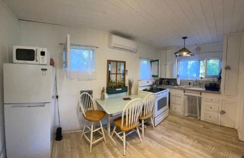 Fernwood Ski Chalet | Pristine Cottage Studio Nestled in the Topanga Woods