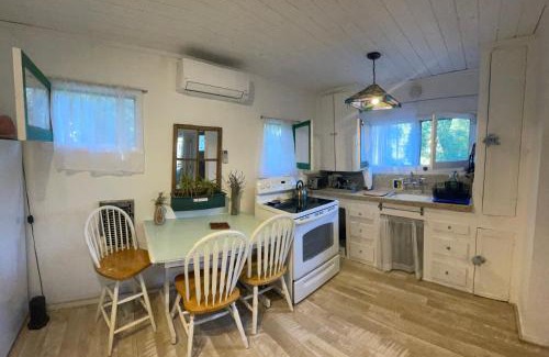 Fernwood Ski Chalet | Pristine Cottage Studio Nestled in the Topanga Woods