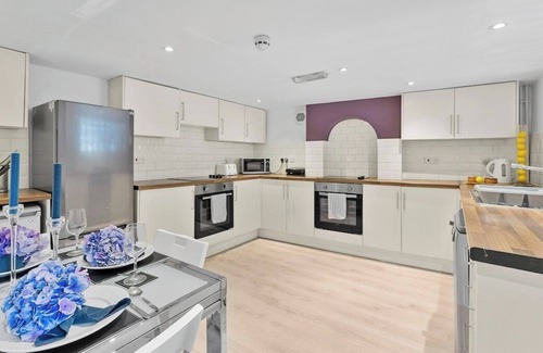 Ipswich House | Pristine House - Sleeps 10 - Amazing Location