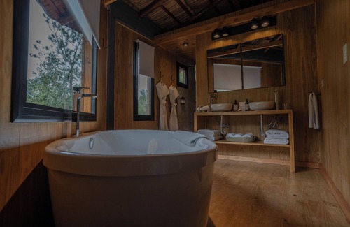 Puerto Libertad Hotel | Indulge in Pristine Iguazú Luxury Camp's Exclusive Amenities