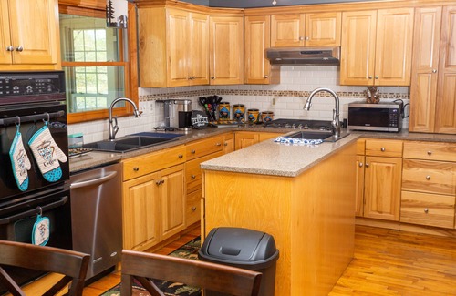 Scotts House | Idyllic Lake House with Watersports and Game Room Fun
