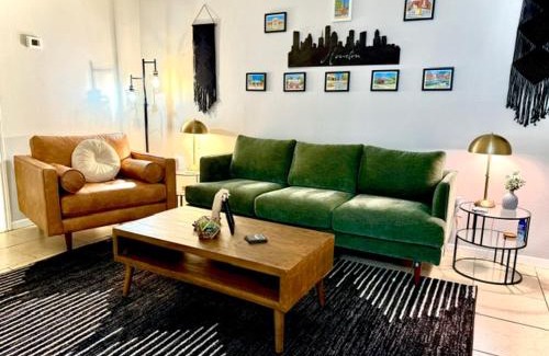 Neartown Apartment | Pristine Montrose Walkable Apt Half Block to Menil Museum
