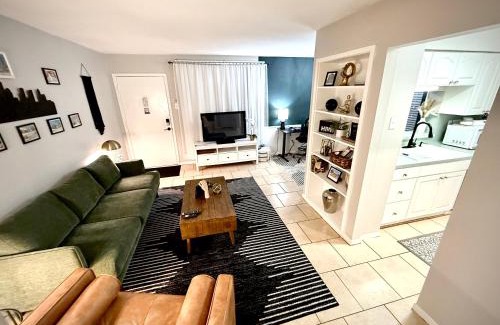 Neartown Apartment | Pristine Montrose Walkable Apt Half Block to Menil Museum