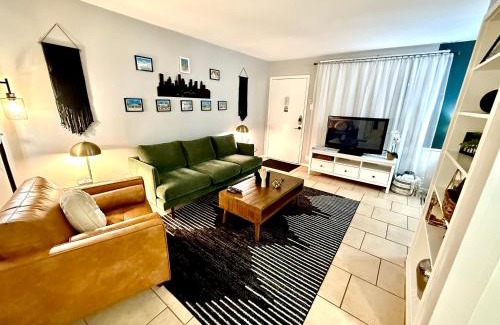 Neartown Apartment | Pristine Montrose Walkable Apt Half Block to Menil Museum