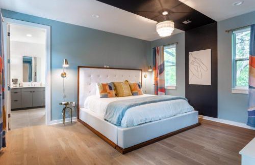 East Cesar Chavez House | Inviting Pool Palace: 6BR near Rainey St, Pet-Friendly Stay