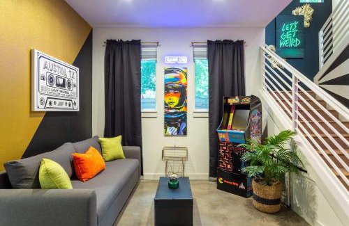 East Cesar Chavez House | Inviting Pool Palace: 6BR near Rainey St, Pet-Friendly Stay