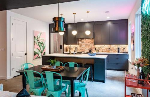East Cesar Chavez House | Inviting Pool Palace: 6BR near Rainey St, Pet-Friendly Stay
