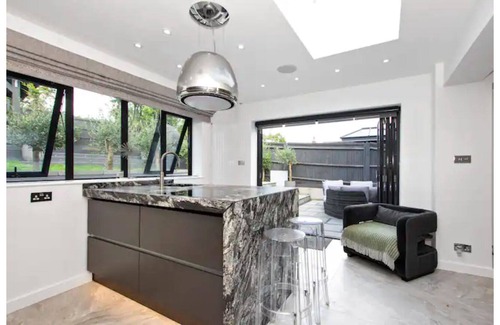 Cray Valley East House | Pristine Property- Perfect for Buisness & Familys