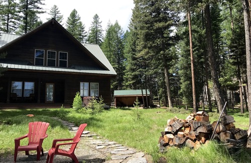 Marion House | Waterfront Retreat by Glacier National Park with Hot Tub
