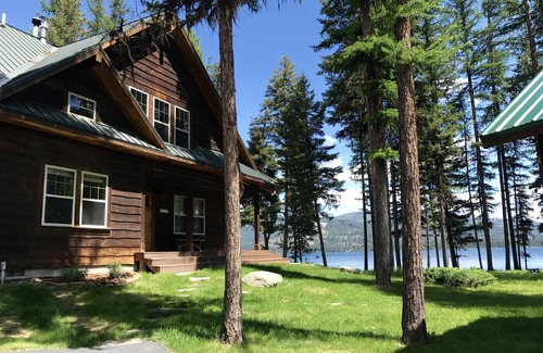 Marion House | Waterfront Retreat by Glacier National Park with Hot Tub