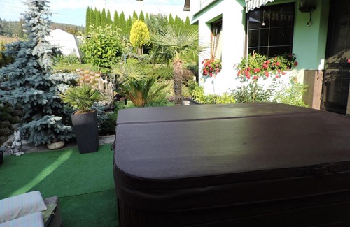 Cadca Villa | Explore privát Majka: Top-Rated with Hot Tub & Kitchen