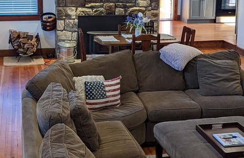 Carmel House | Serene Retreat in the Hills Near Breakneck Mountain