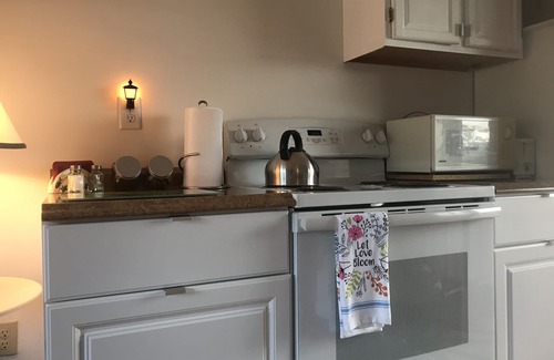 West Dennis Condo | Cozy Retreat: Privacy, Pool Access & Immaculate Cleanliness