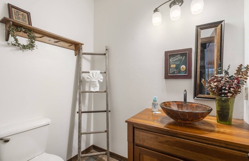 Blue Eye Cabin | Experience Privacy on 40 Acres Near TableRock Boat Launch