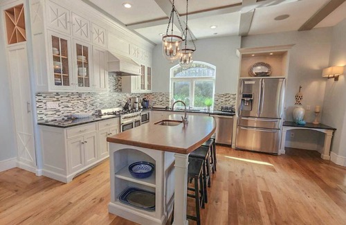 Bay Ridge House | Serene Getaway at Beauty on the Beach with Ocean Views