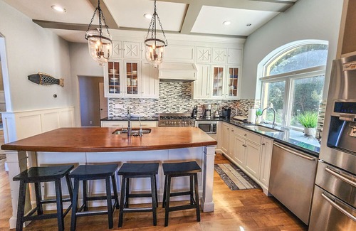 Bay Ridge House | Serene Getaway at Beauty on the Beach with Ocean Views