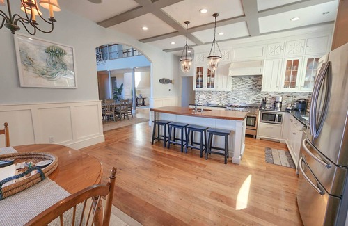 Bay Ridge House | Serene Getaway at Beauty on the Beach with Ocean Views