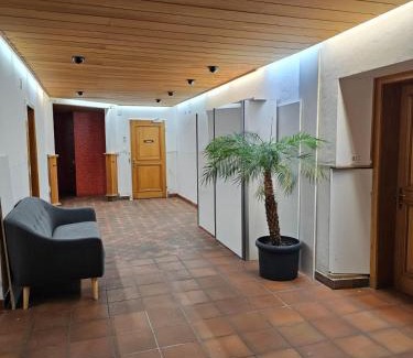 Old Town House | Privat Grosse Zimmer -Mars- mit gemeinsamer Küche und Bad in Altstadt Chur