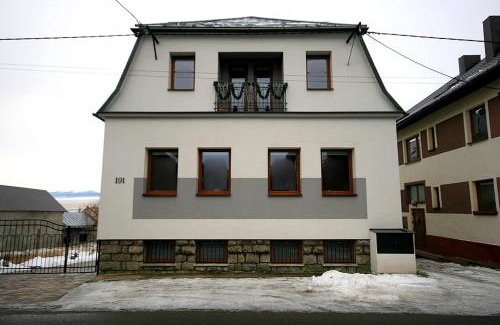 Strba House | Relax at Privat Kohut: Family-Friendly with Hot Tub & Breakfast