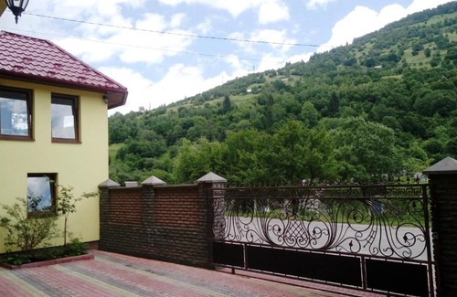 Yasinya Hotel | Discover Privat Sadyba Burkut: Pet-Friendly Haven with Hot Tub