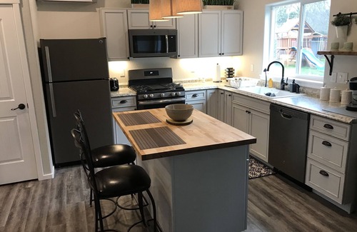 Grants Pass Cottage | Cozy Private 1 BDRM Cottage with Spa & Breakfast Included