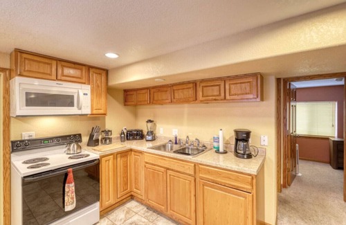 Deadwood Apartment | Private 1 bedroom Hilltop Apartment near skiing, Deadwood, & 4X4 Trails