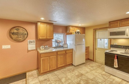 Deadwood Apartment | Private 1 bedroom Hilltop Apartment near skiing, Deadwood, & 4X4 Trails