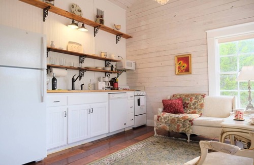 Canyon Lake Cottage | Delightful Yellow Rose Cottage with Pool and Kitchen Access